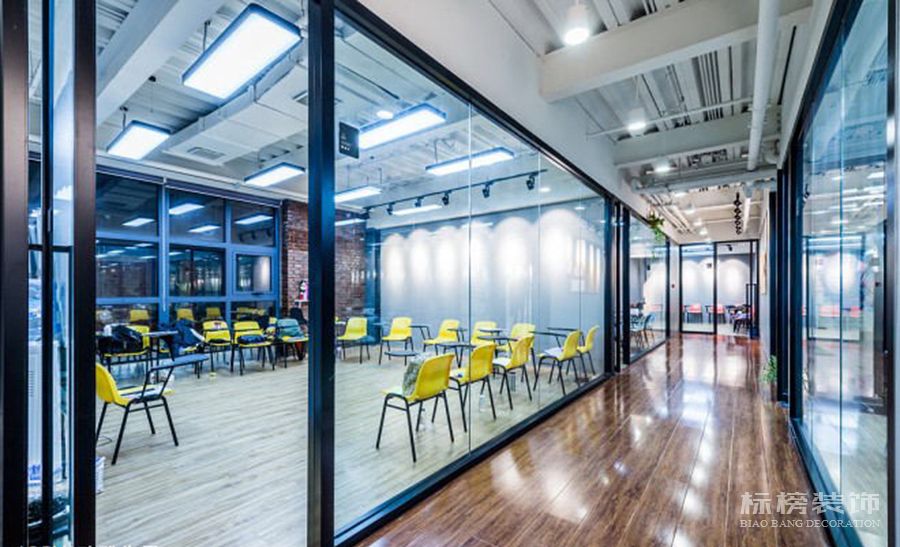 在深圳辦公室裝修中隔斷分為幾種呢，分別有什么特點(diǎn)呢？